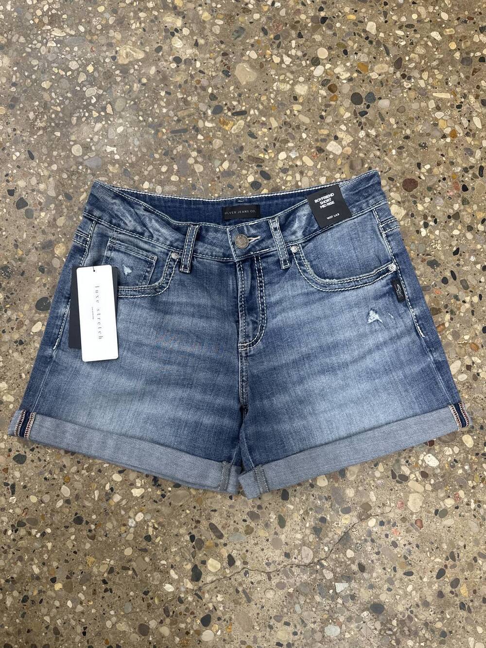 NEW SILVER JEANS CO women's relaxed boyfriend short in medium denim